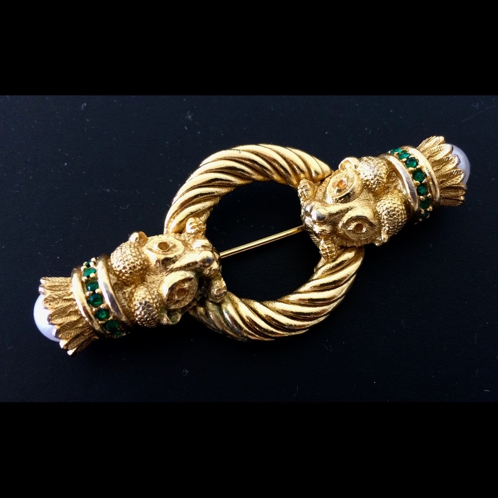 DOUBLE LION’s HEAD DOORKNOCKER BROOCH PIN w/PEARLS